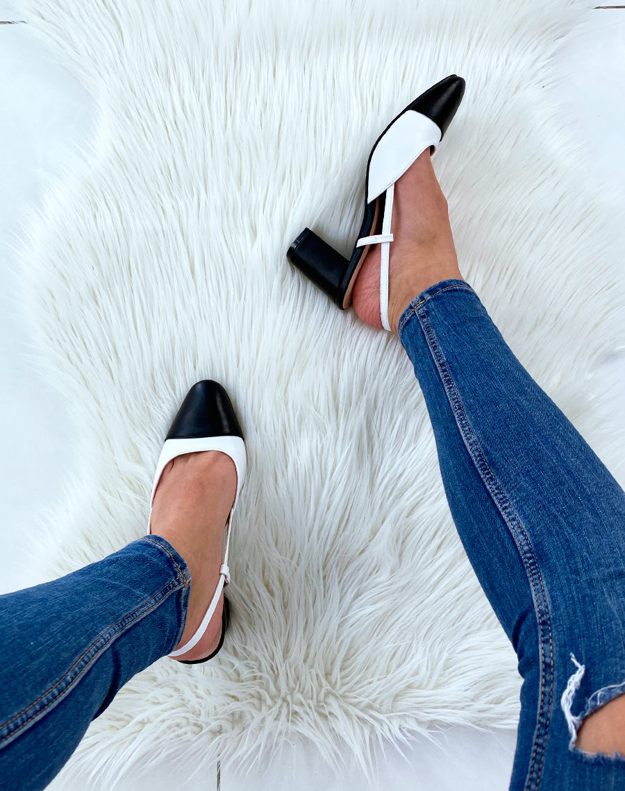 Escarpins noirs et blancs à bout rond et à petit talon
