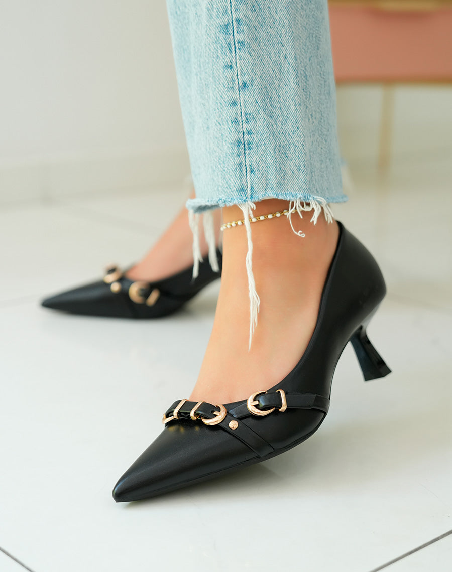 Escarpins noirs élégants avec talon biseauté et détails de boucles dorées