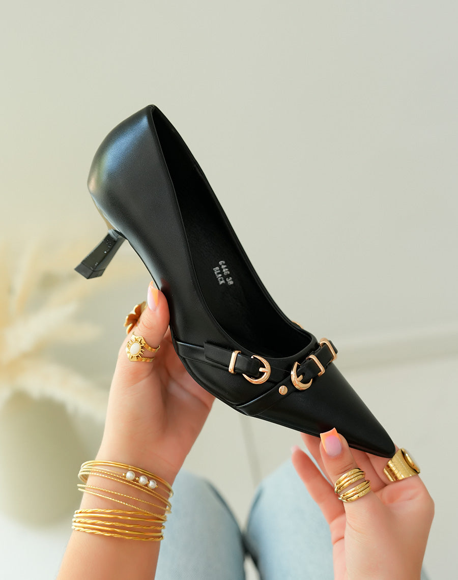 Escarpins noirs élégants avec talon biseauté et détails de boucles dorées