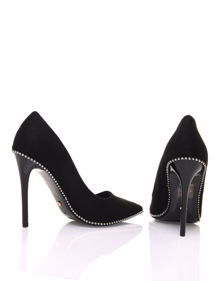 Escarpins noirs ornés de perles argentées