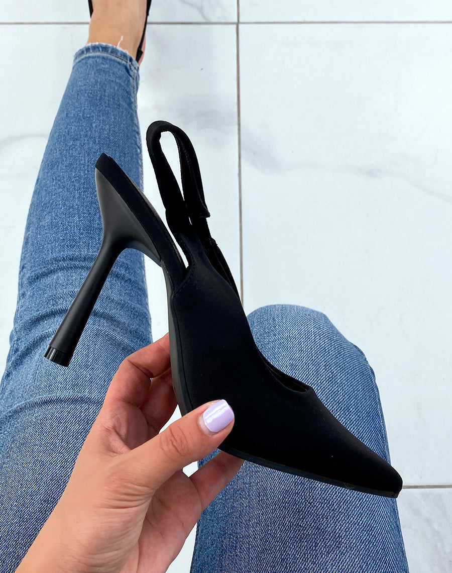 Escarpins noirs ouverts et talon aiguille