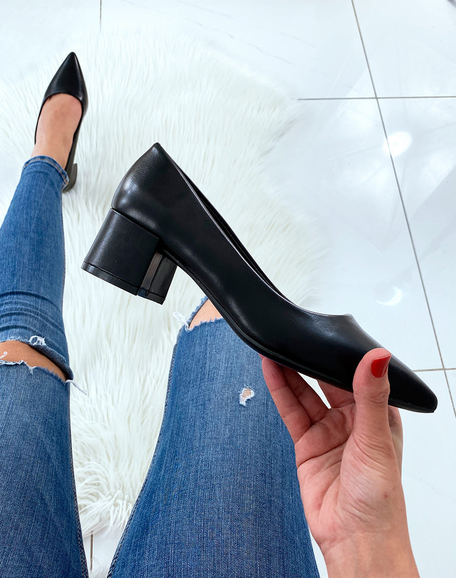 Escarpins noirs à petits talons et à bouts pointus