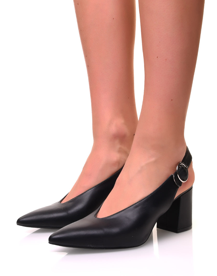 Escarpins noirs à petits talons ouverts à l’arrière