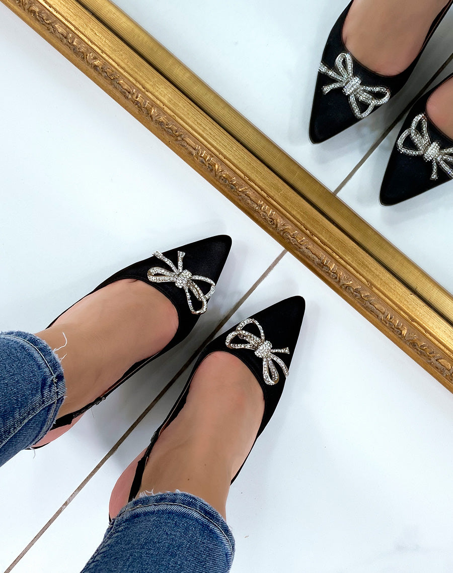 Escarpins noirs satinés ouverts à noeud avant à strass