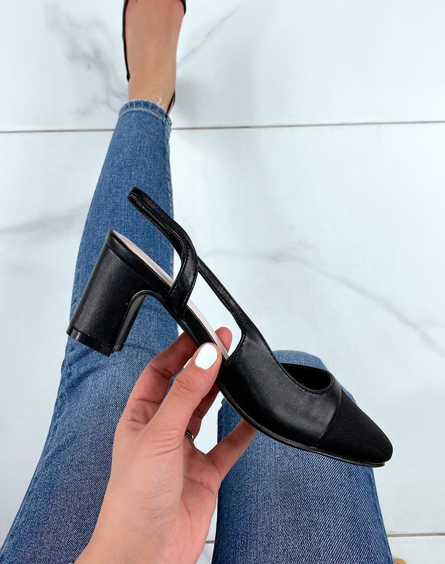 Escarpins noirs à talon carrés et bouts ronds avec empiècement tissus