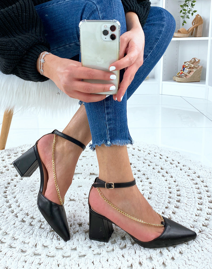 Escarpins noirs à talons carrés à bout pointu et chaine dorée