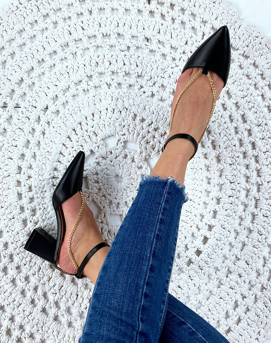 Escarpins noirs à talons carrés à bout pointu et chaine dorée