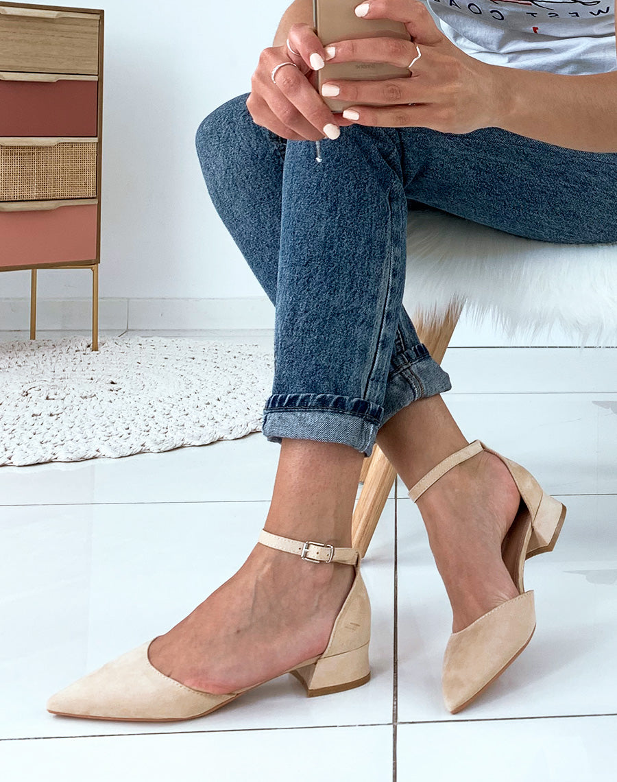 Escarpins à petit talon beiges en suédine