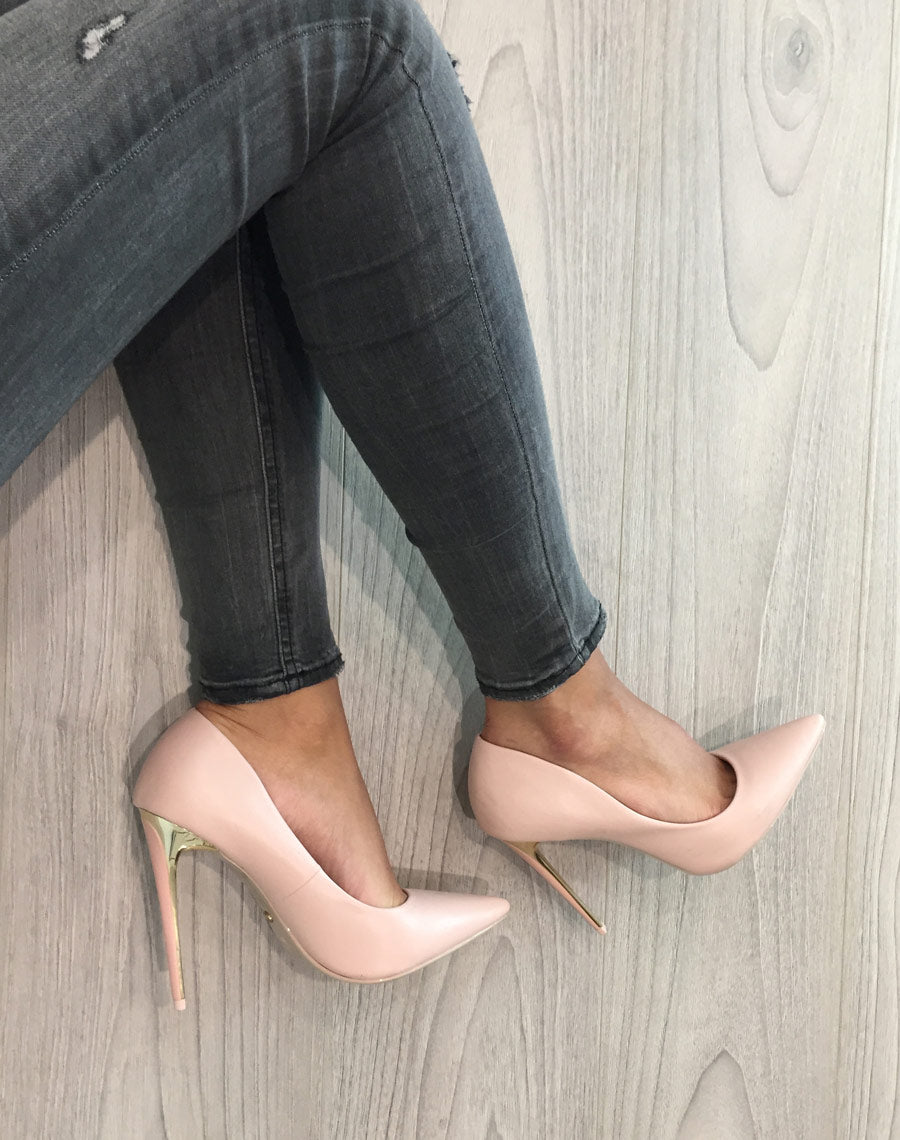 Escarpins rose pâle à bout pointu et talon doré
