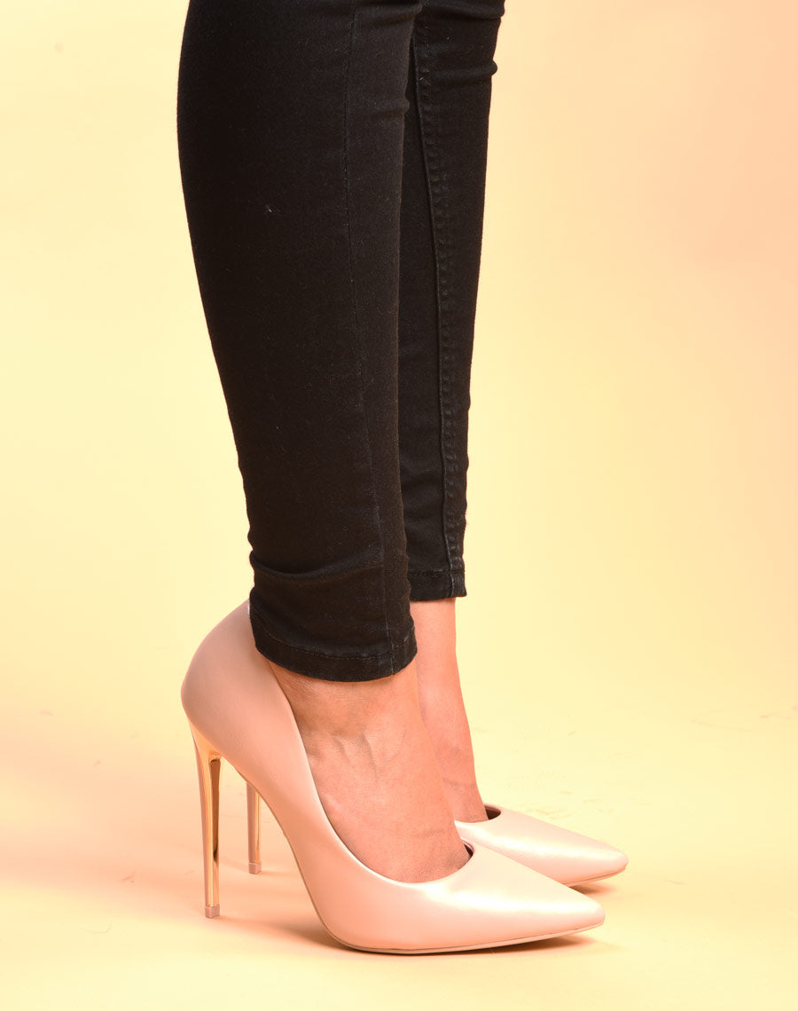 Escarpins rose pâle à bout pointu et talon doré