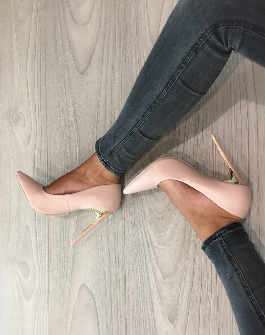 Escarpins rose pâle à bout pointu et talon doré