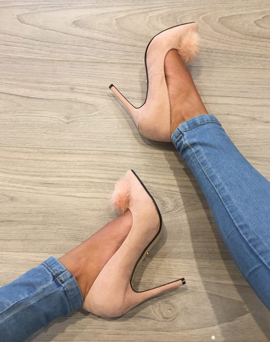 Escarpins roses en suédine avec pompon