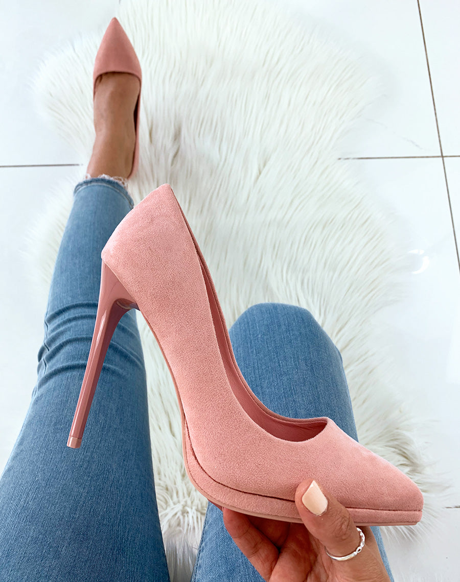 Escarpins roses en suédine à plateforme