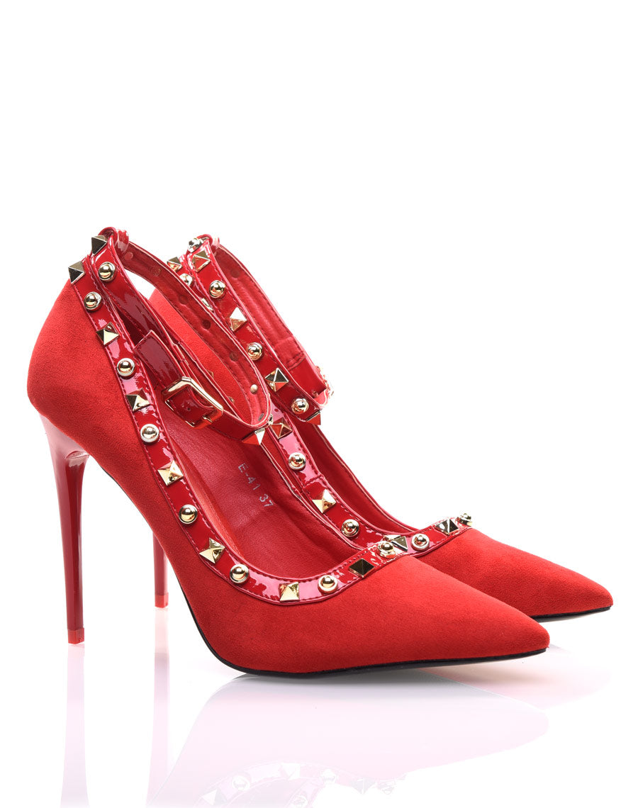 Escarpins rouges cloutés