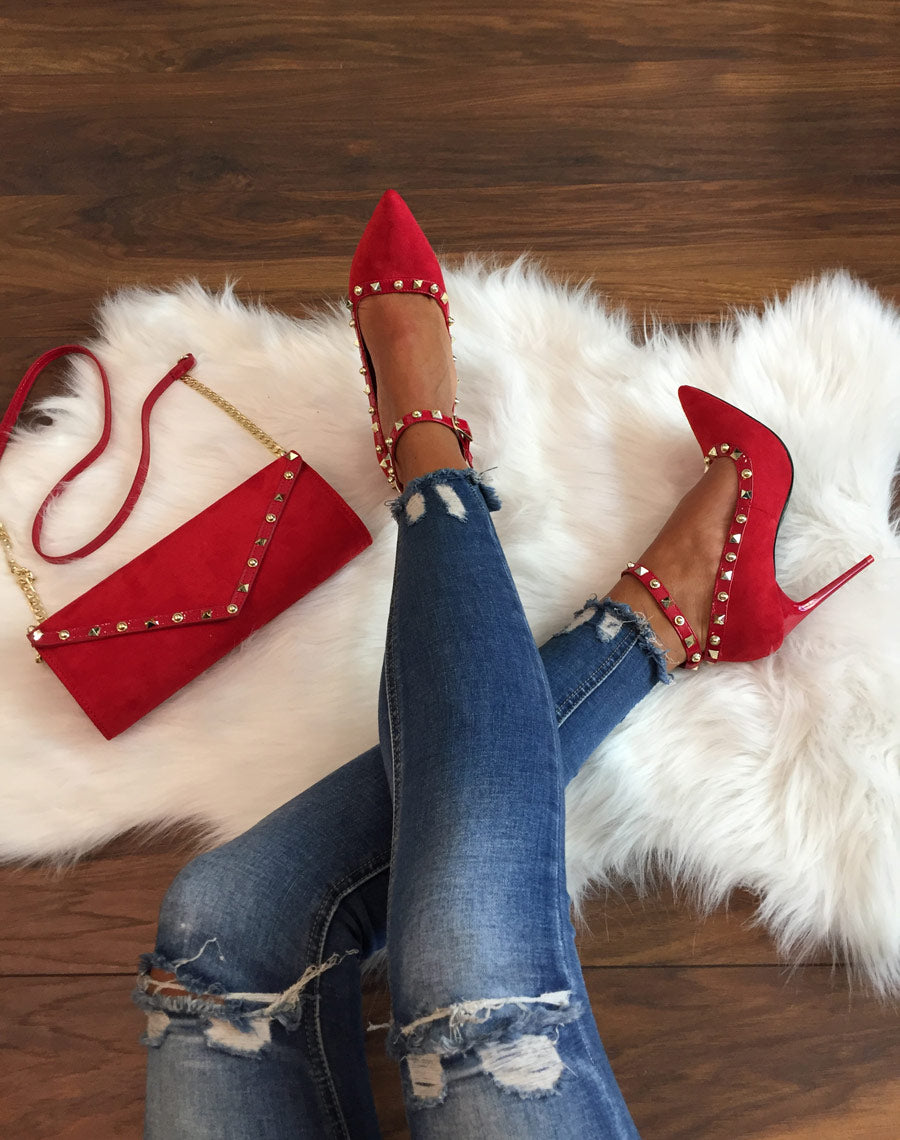 Escarpins rouges cloutés