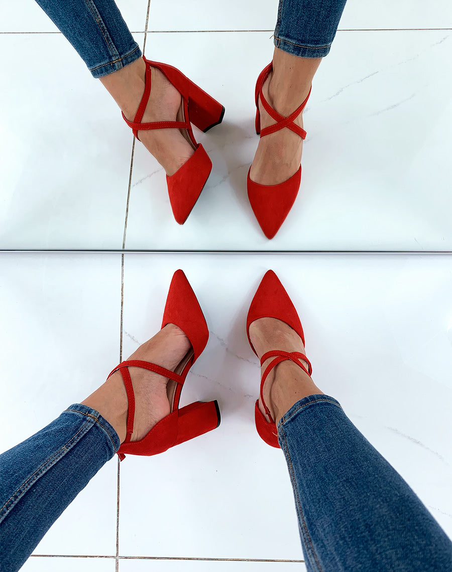 Escarpins rouges en suédine à brides entrecroisées