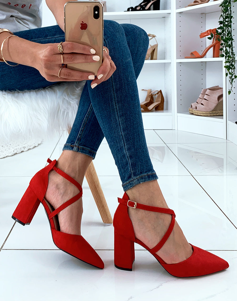 Escarpins rouges en suédine à brides entrecroisées