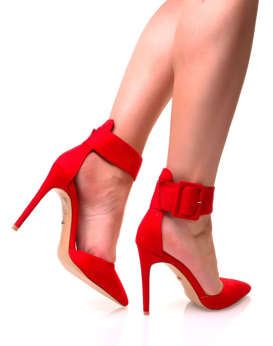 Escarpins rouges en suédine à larges brides et bouts pointus