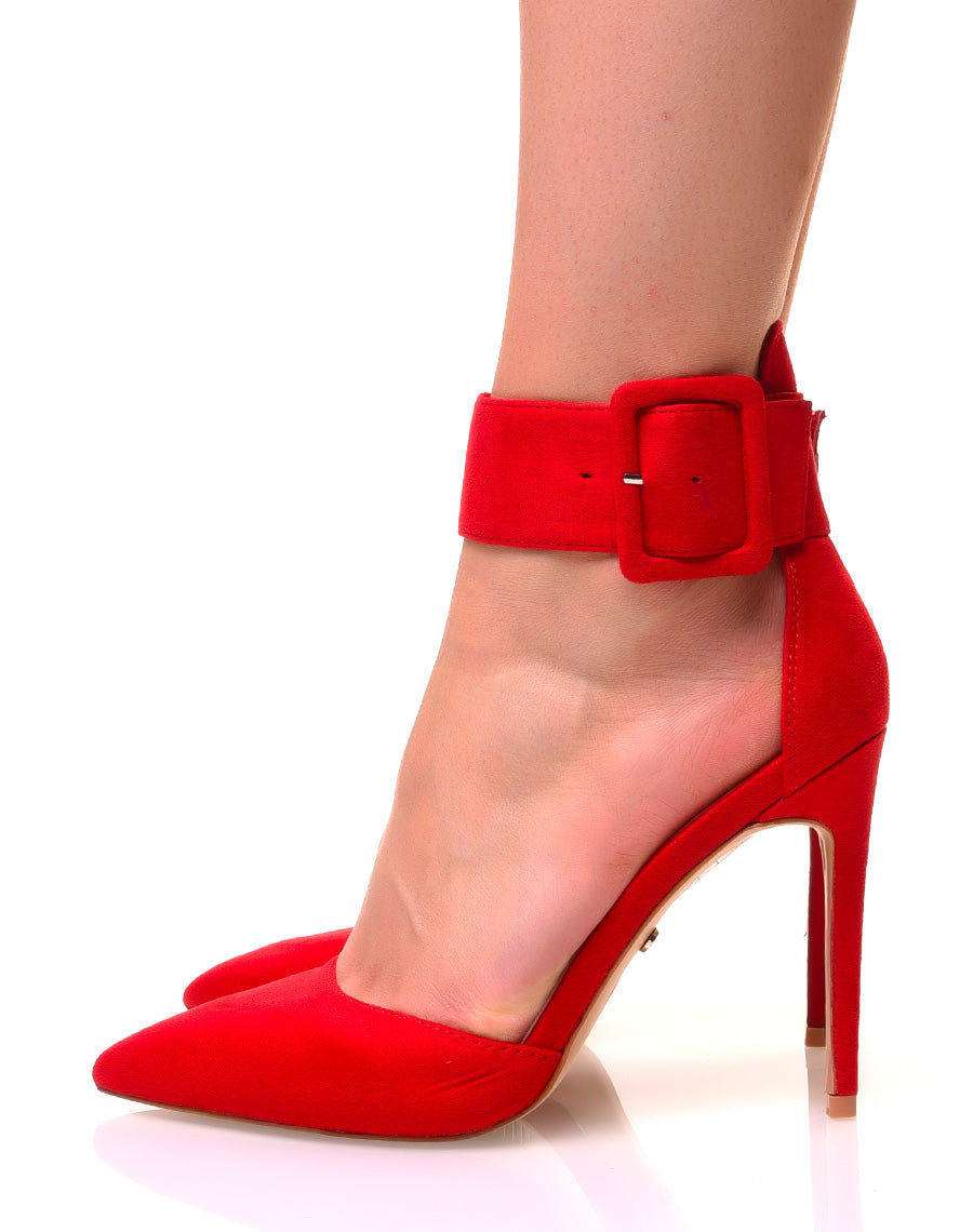 Escarpins rouges en suédine à larges brides et bouts pointus