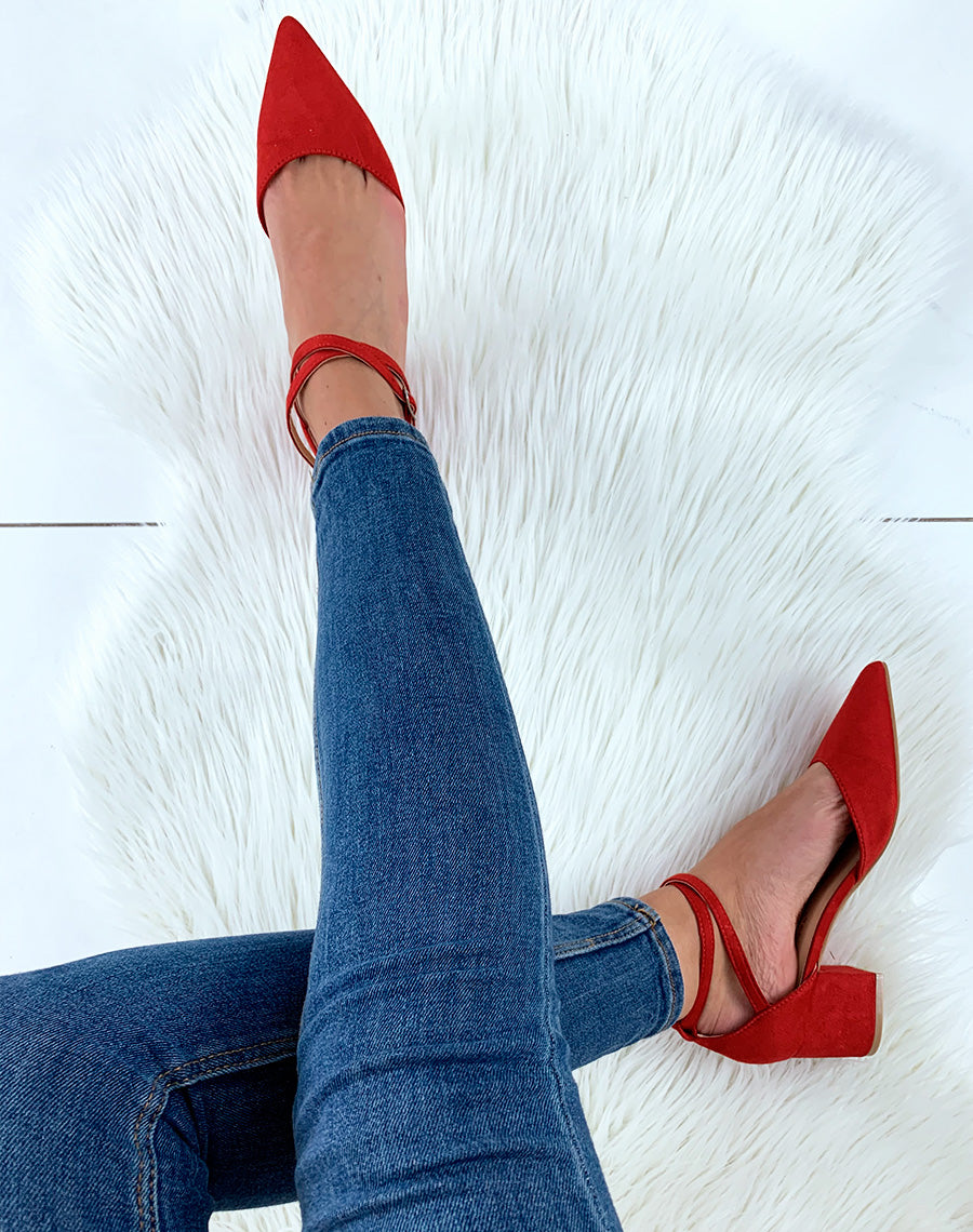 Escarpins rouges en suédine à petit talon