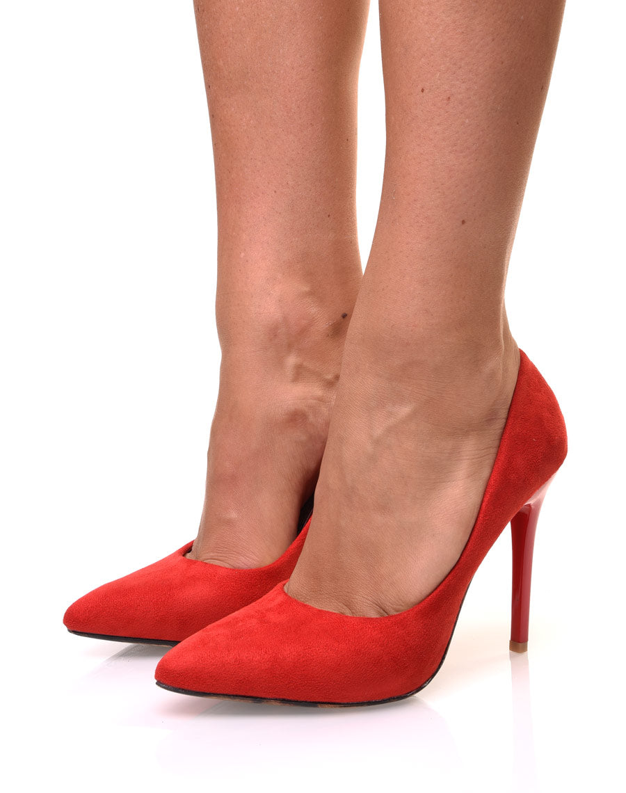 Escarpins rouges en suédine à talon aiguille