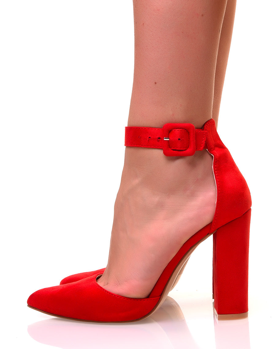 Escarpins rouges en suédine à talons carrés