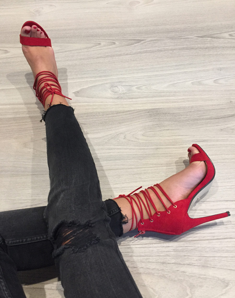 Escarpins rouges lacets