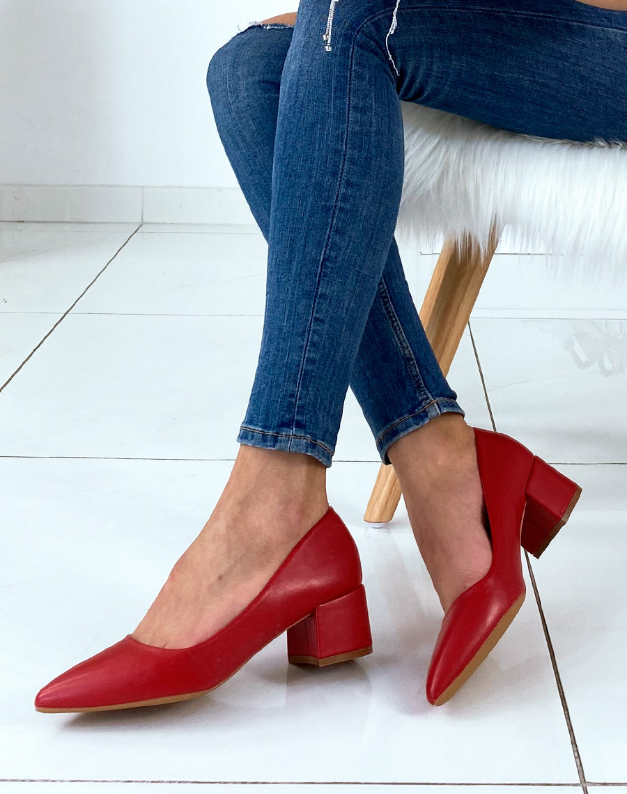 Escarpins rouges à petits talons et à bouts pointus