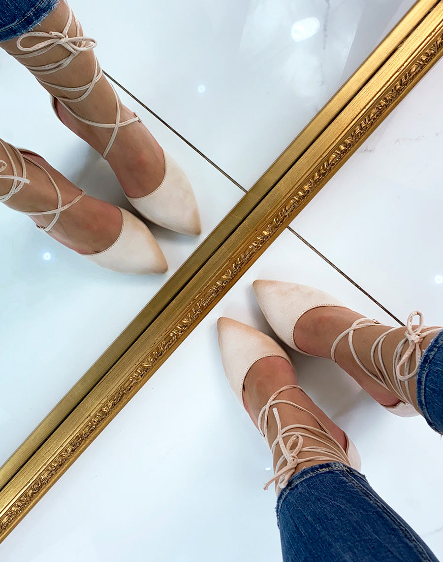 Escarpins à talon épais beige et longues lanières