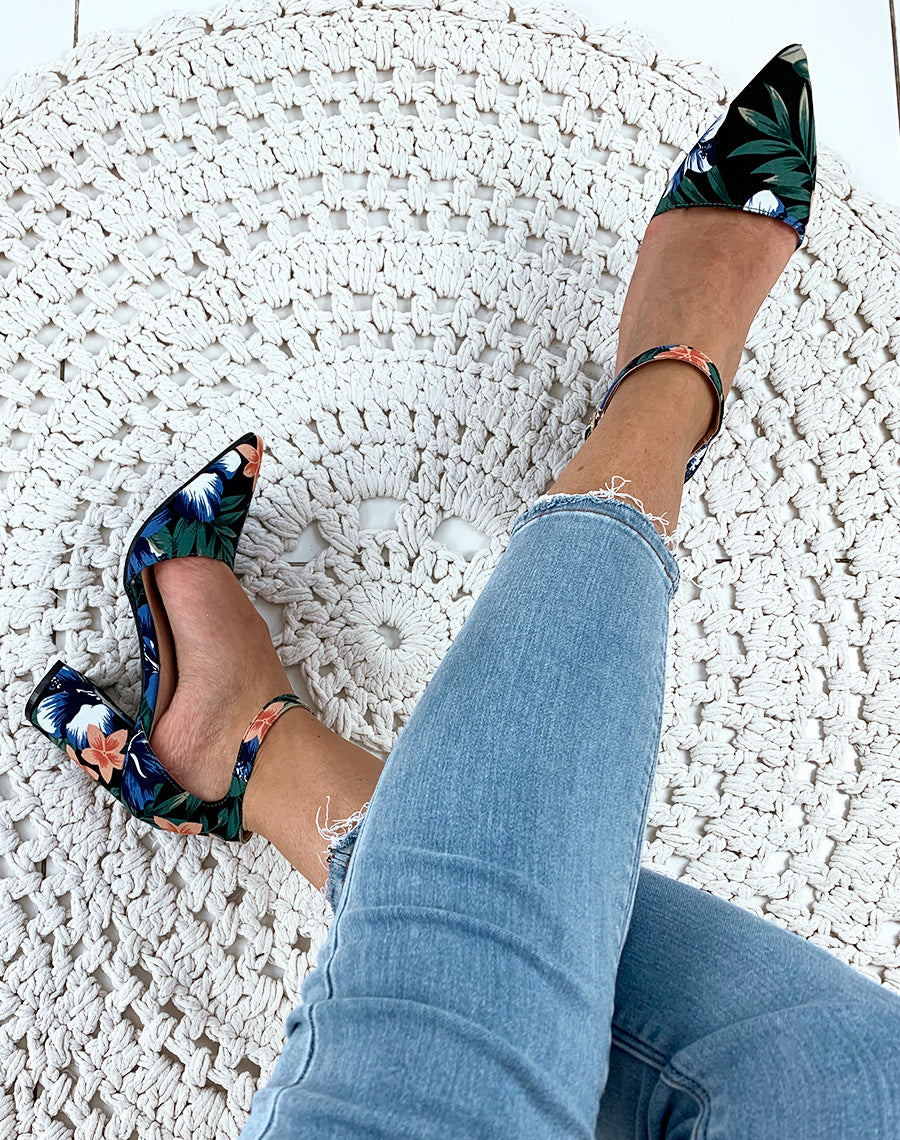 Escarpins à talons carrés et à bouts pointus au motif floral foncé