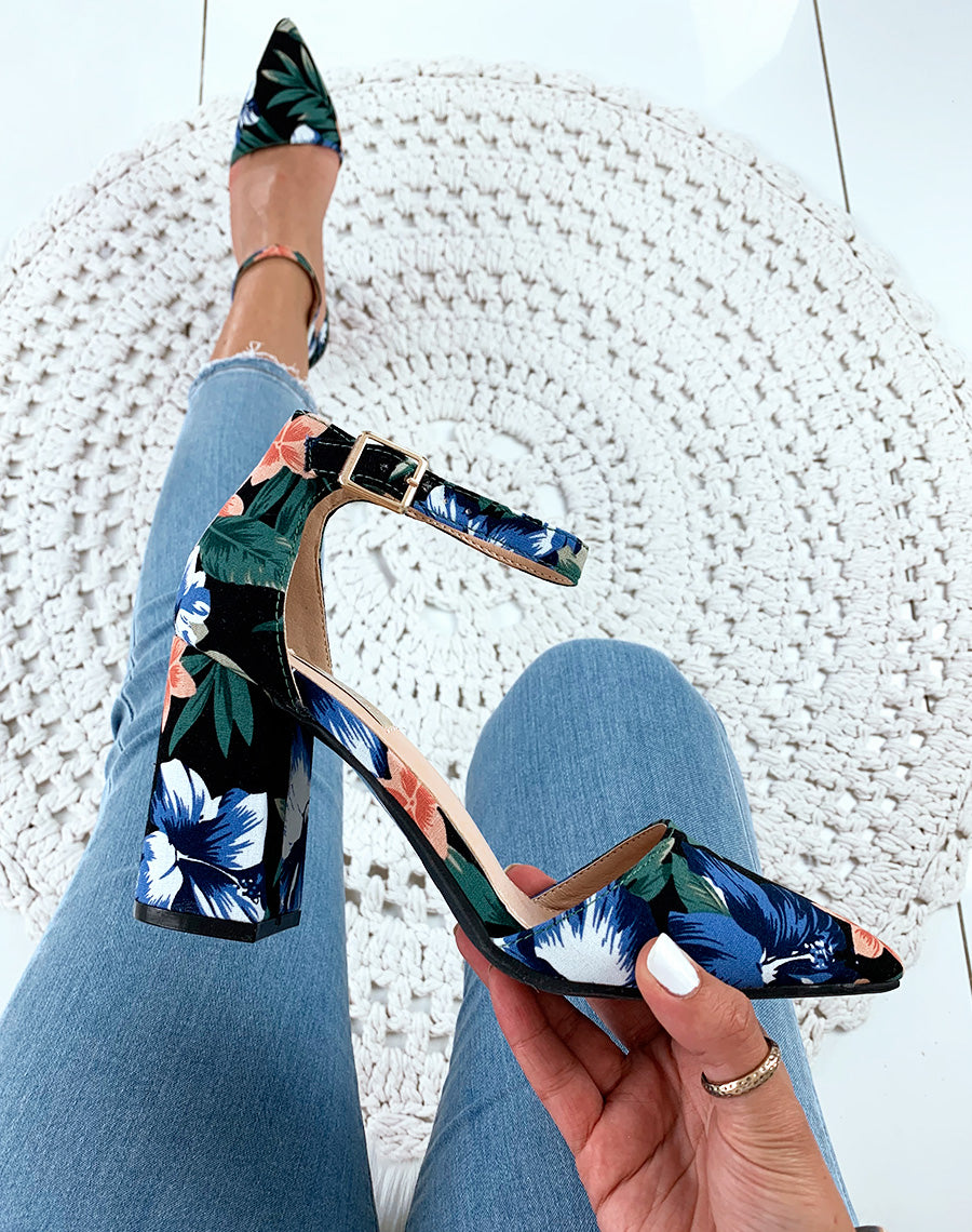 Escarpins à talons carrés et à bouts pointus au motif floral foncé