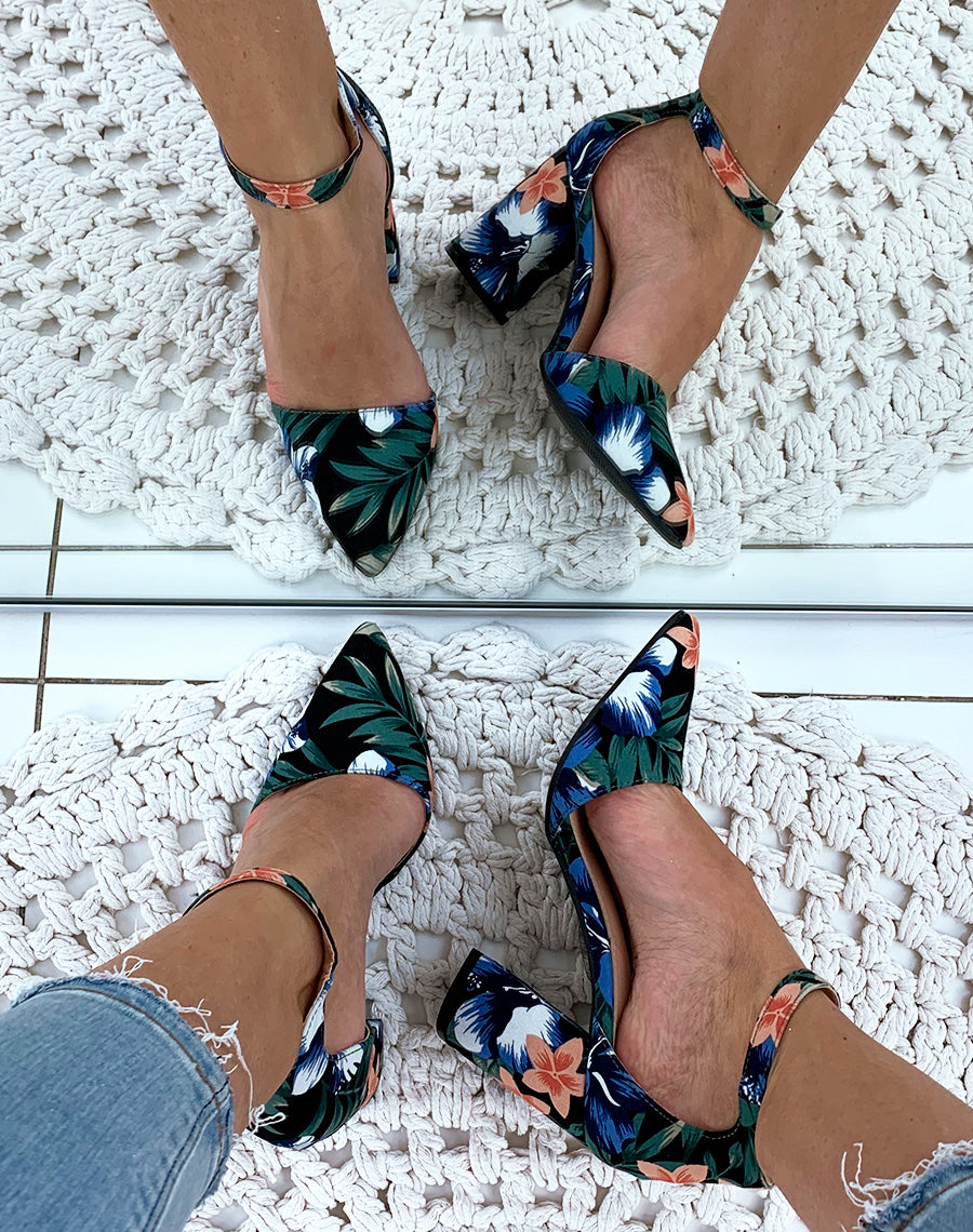 Escarpins à talons carrés et à bouts pointus au motif floral foncé