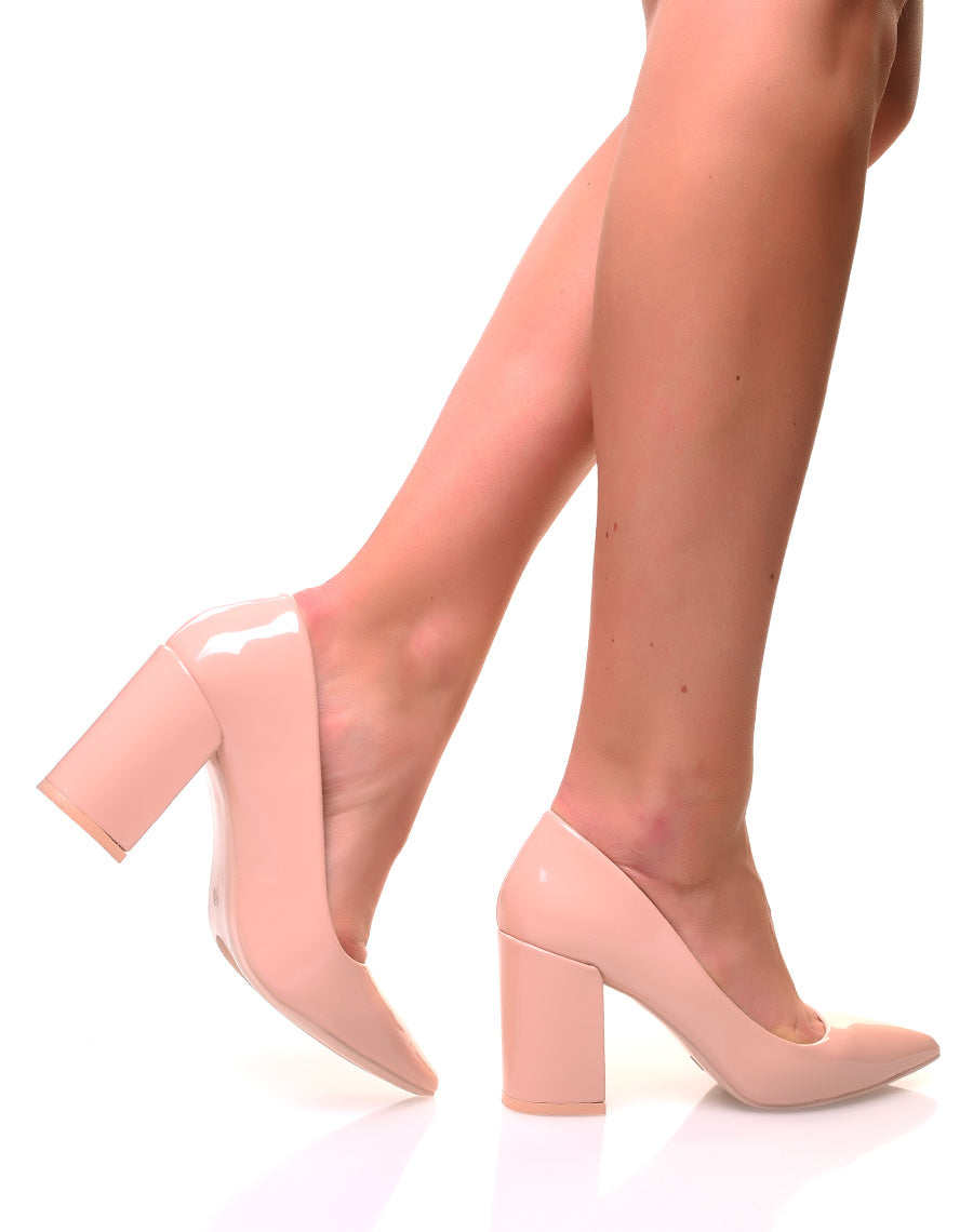 Escarpins vernis roses pales à talons carrés et à bouts pointus