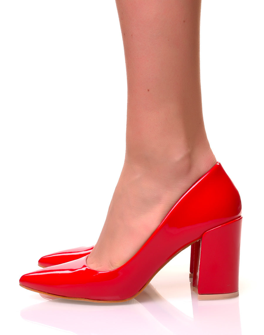 Escarpins vernis rouges à talons carrés et à bouts pointus