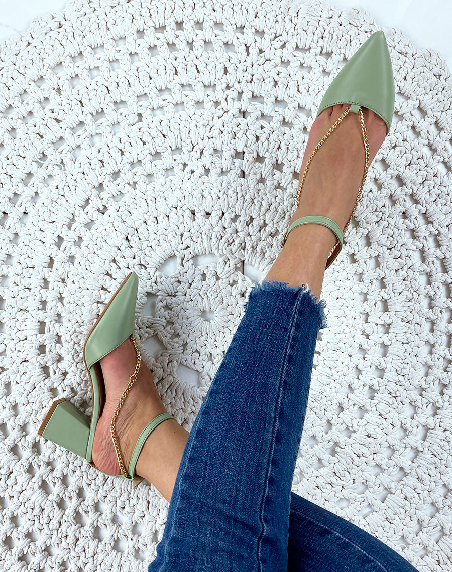 Escarpins vert pastel à talons carrés à bout pointu et chaine dorée