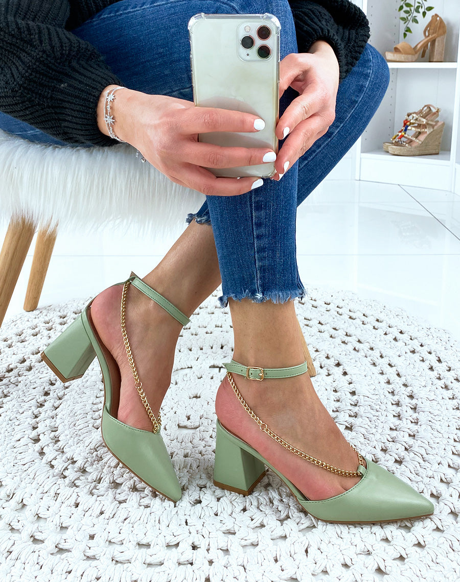 Escarpins vert pastel à talons carrés à bout pointu et chaine dorée