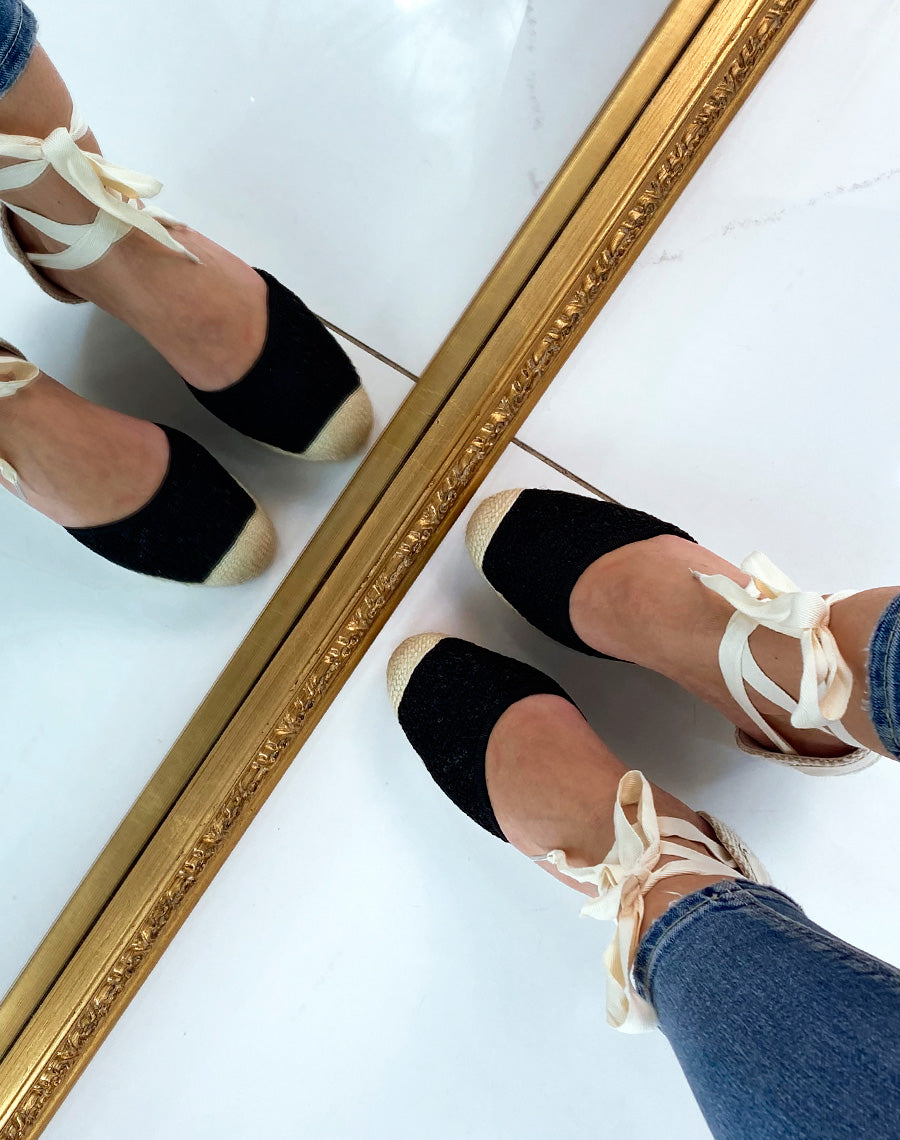 Espadrille compensée noire à lacet