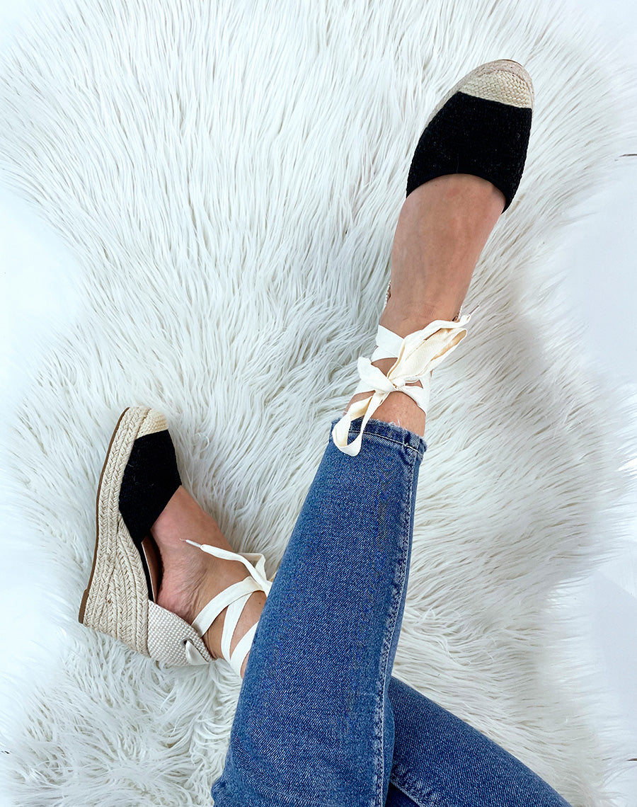 Espadrille compensée noire à lacet