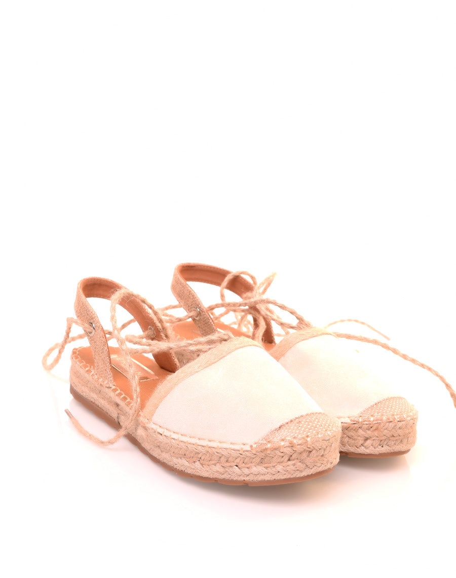 Espadrilles beiges et en osier avec des lacets tressés