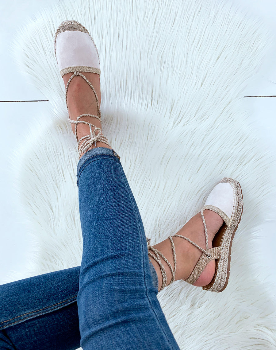 Espadrilles beiges et en osier avec des lacets tressés