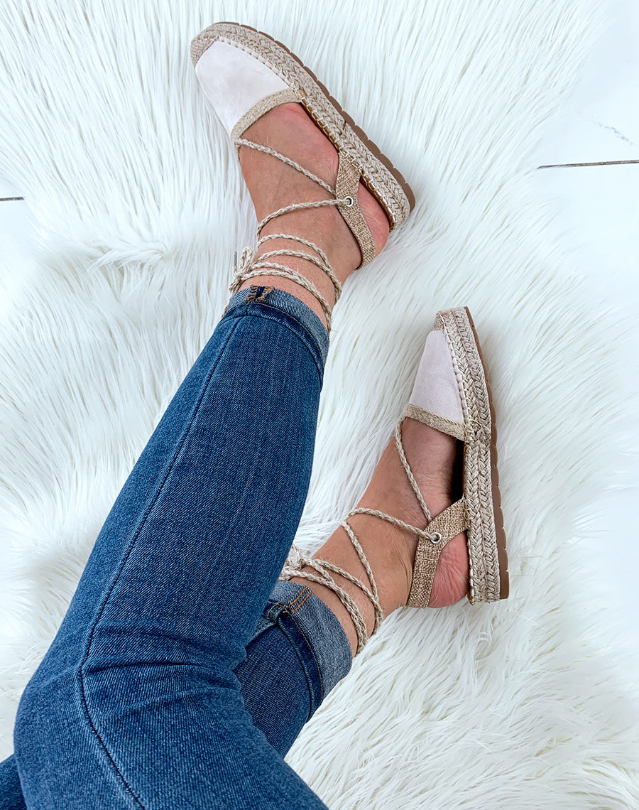 Espadrilles beiges et en osier avec des lacets tressés