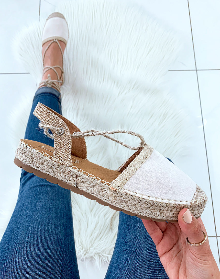Espadrilles beiges et en osier avec des lacets tressés