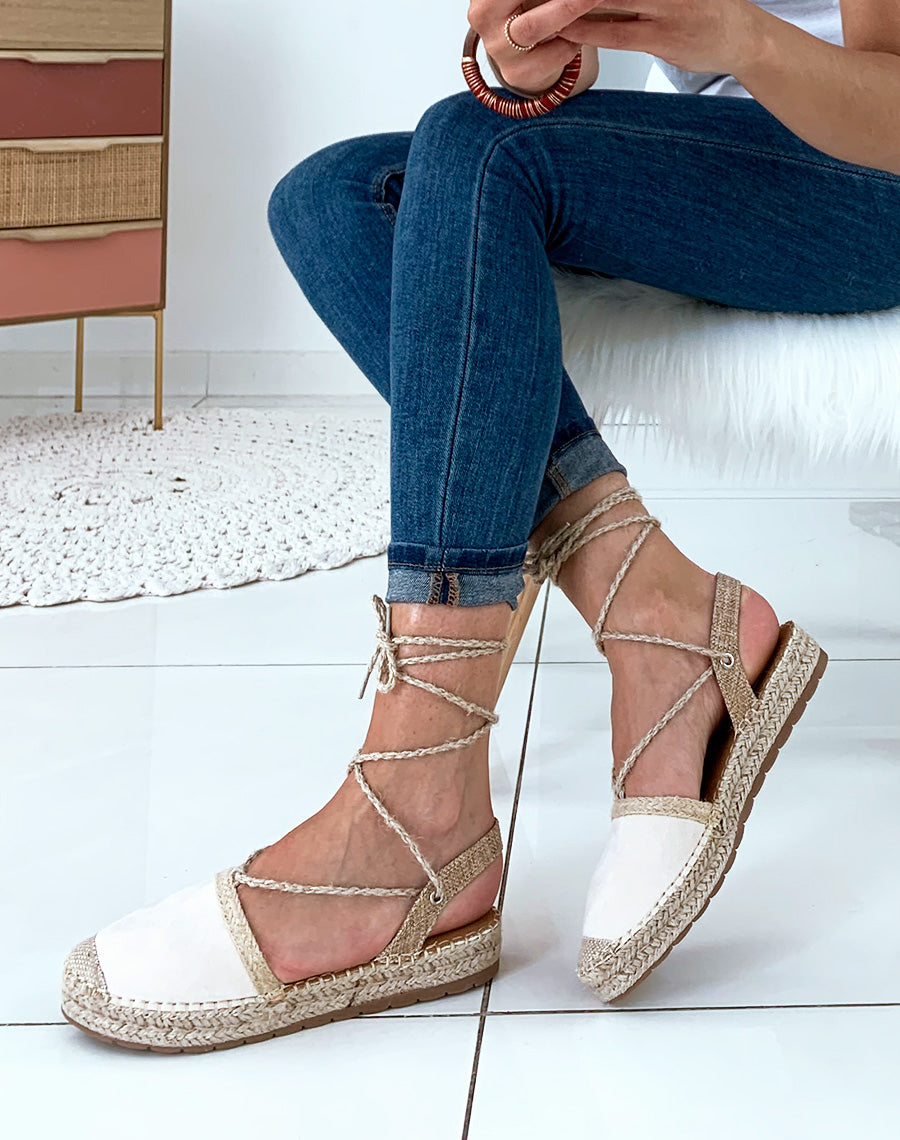 Espadrilles beiges et en osier avec des lacets tressés