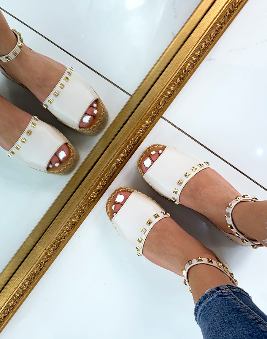 Espadrilles beiges ornées de clous dorés