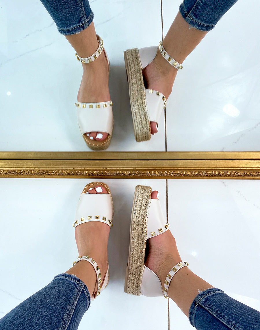 Espadrilles beiges ornées de clous dorés