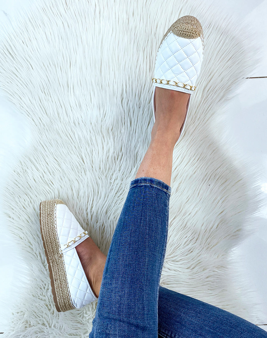 Espadrilles blanches matelassés à fine chaîne dorée