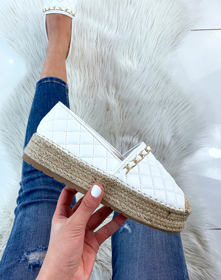 Espadrilles blanches matelassés à fine chaîne dorée