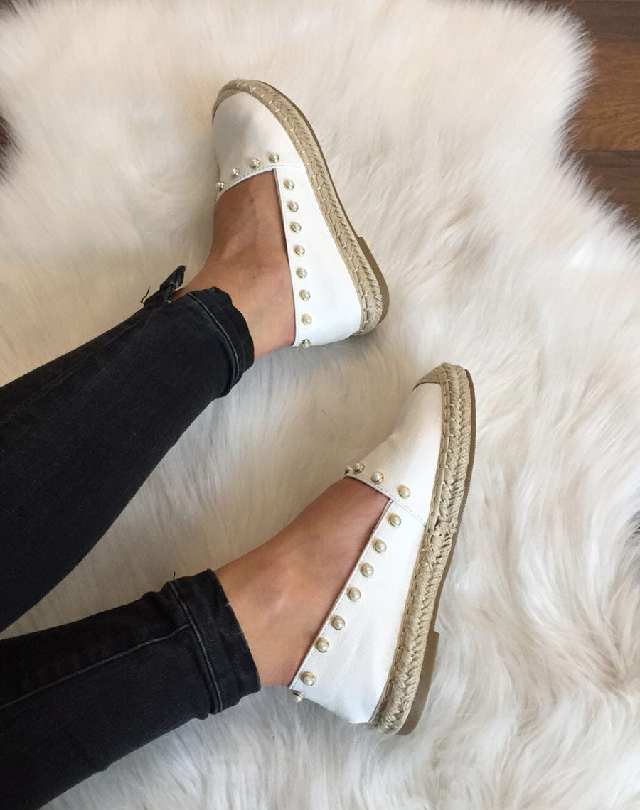 Espadrilles blanches ornées de perles