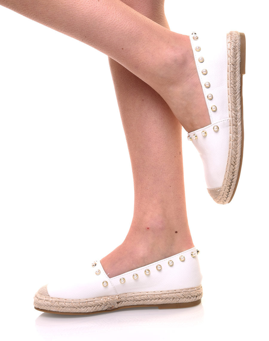 Espadrilles blanches ornées de perles