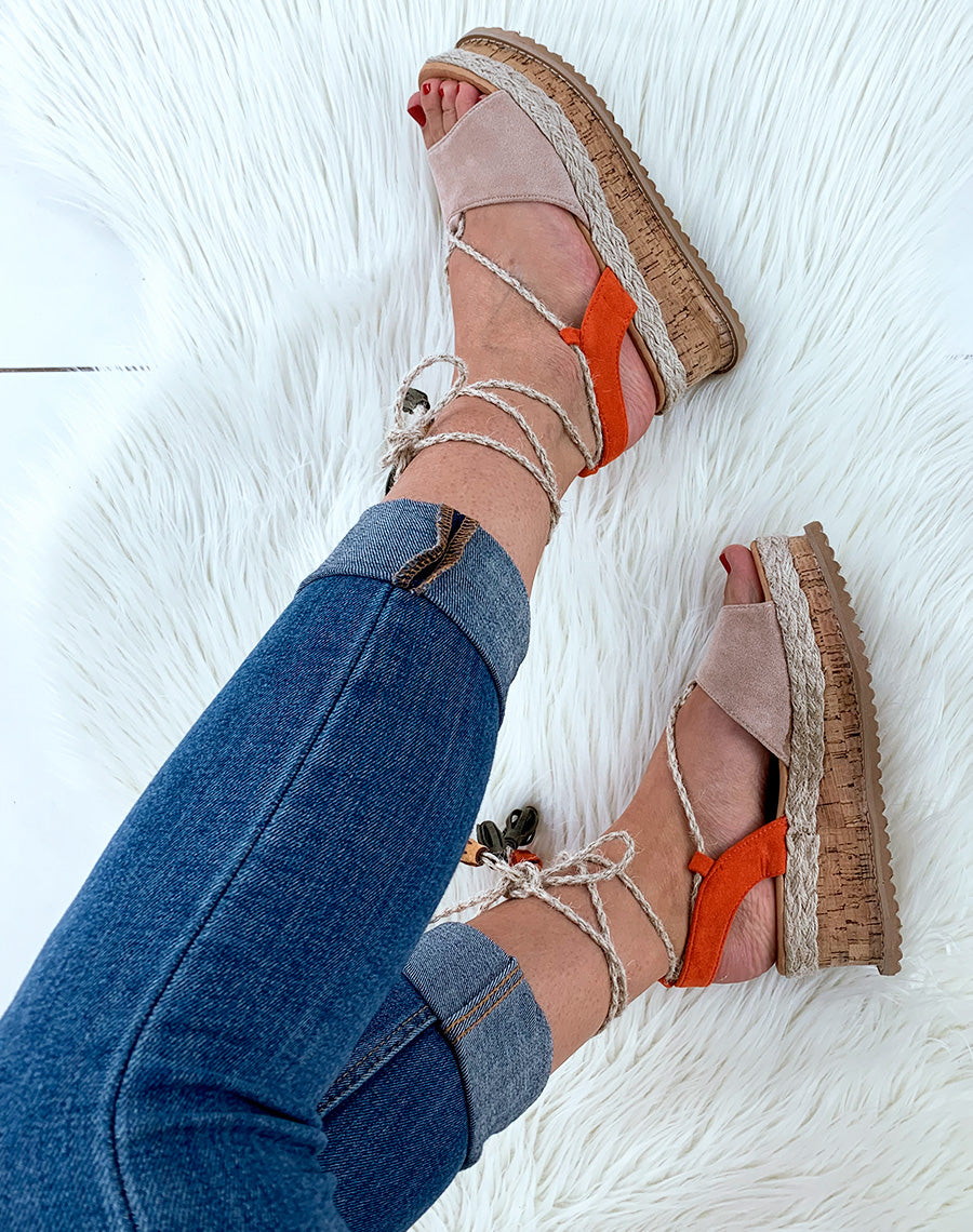 Espadrilles compensées beige en suédine avec lacets corde cheville à pompon